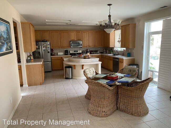 Building Photo - 5 br, 3 bath House - 4302 W Delta Ct.