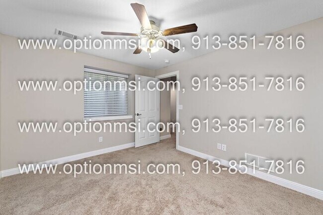 Building Photo - Blue Valley Townhome!