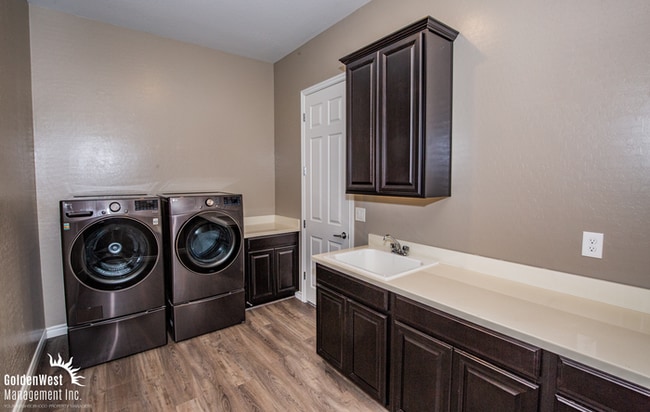 Building Photo - Welcome to this impressive single-story 4Bdm 3.5Ba residence located in a desirable Northwest Las...