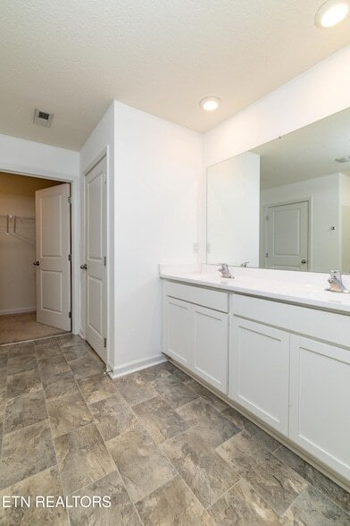 Building Photo - 228 Belle court