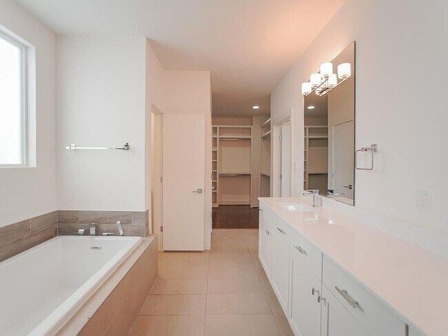 Building Photo - 2004 Rosedale St