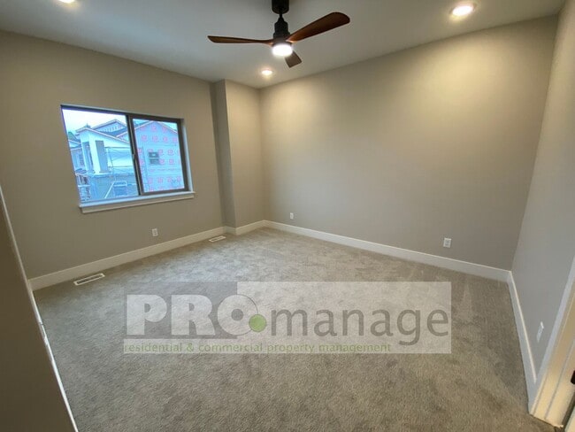 Building Photo - Townhouse with 3 bedrooms / 2 bathrooms in...