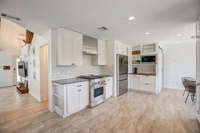 Building Photo - 20916 High Dr