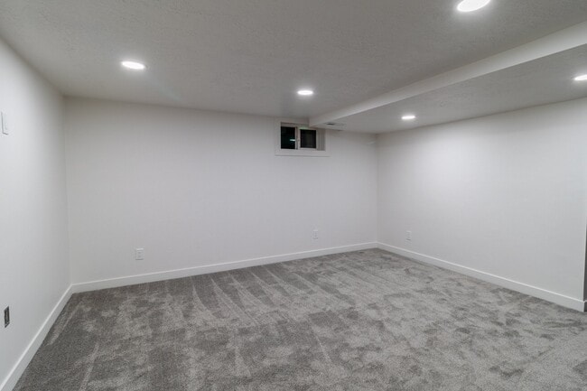 Building Photo - 5065 600 W