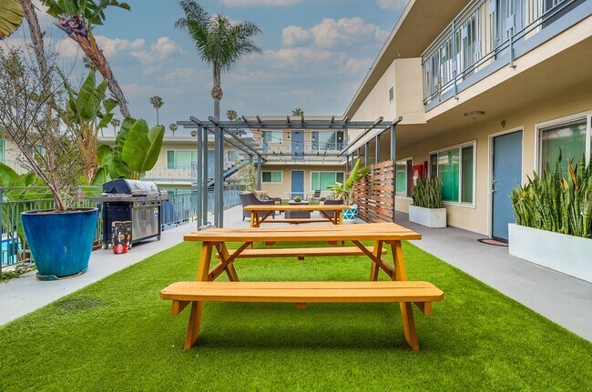 Hangout - Apartment Complex Near SoFi Stadium with Pool, BBQ Area, Gym and Parking.