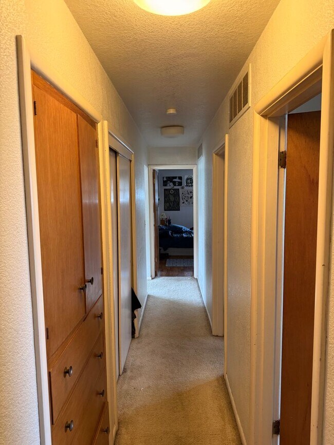 Building Photo - Spacious 5+bd/2.75 bath home on WWU bus route