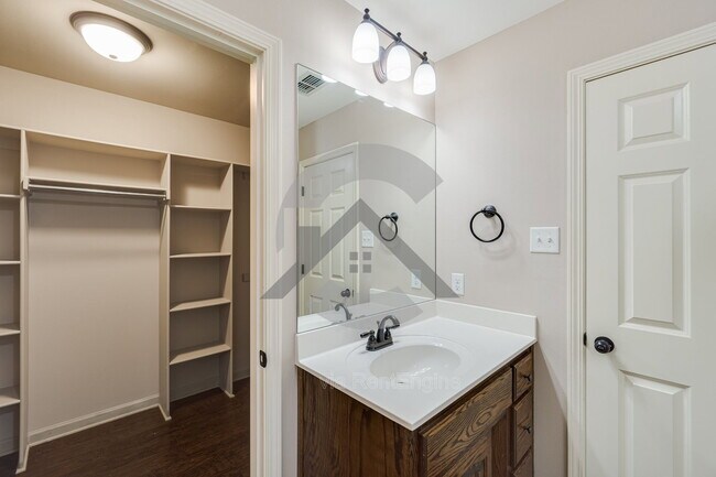 Building Photo - 2405 Canterbury Ln