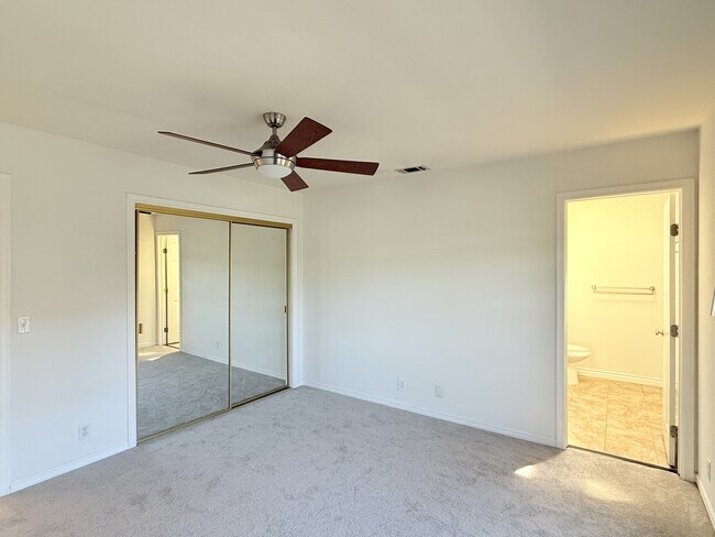 Building Photo - 2561 Navarra Dr
