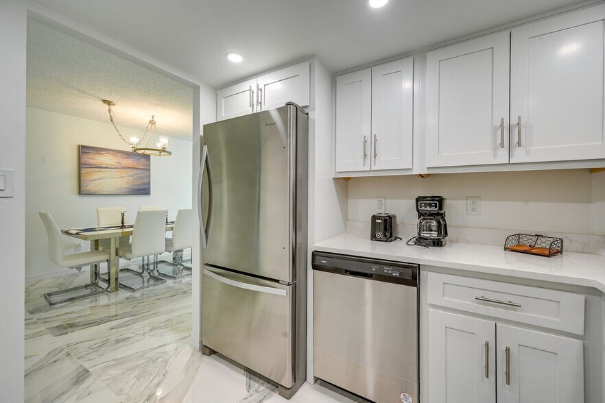 Building Photo - 320 Seaview Ct