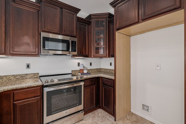 Building Photo - Newly updated townhouse with 2 car garage!