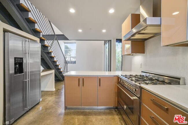 Building Photo - 1220 N Orange Grove Ave