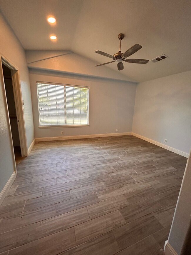 Building Photo - Beautiful Home for rent in Visalia!