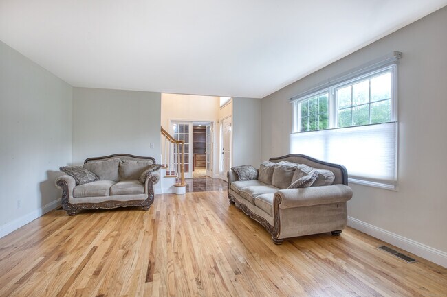 Building Photo - 9 Mayflower Ln