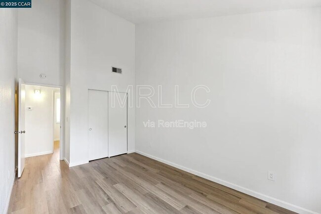 Building Photo - 3847 Vineyard Ave