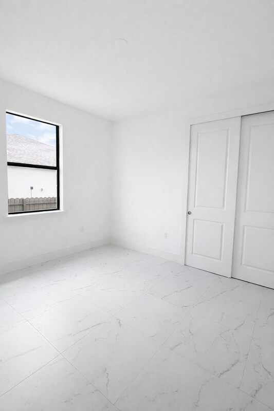 Building Photo - 478 Lotus Ave S