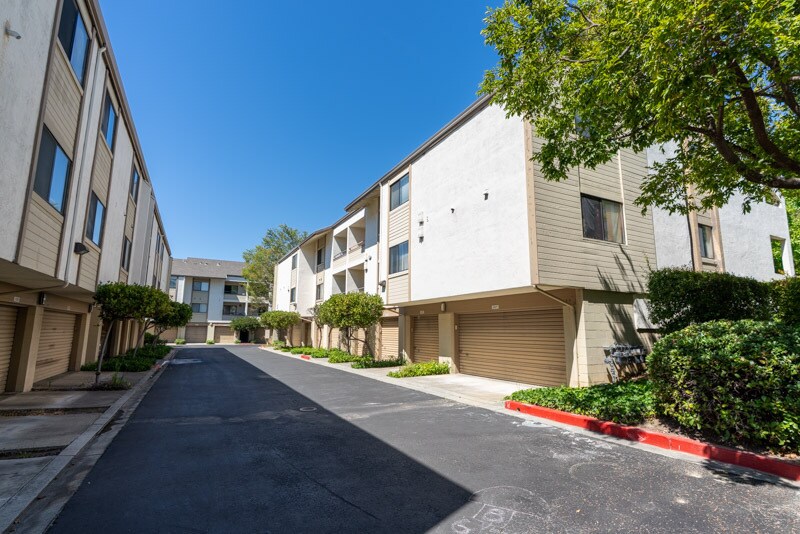 Building Photo - 39271 Walnut Ter