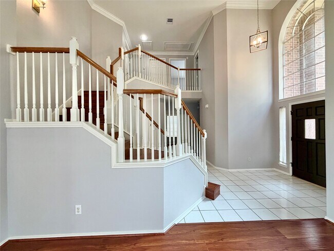 Building Photo - 4614 Forest Home Dr