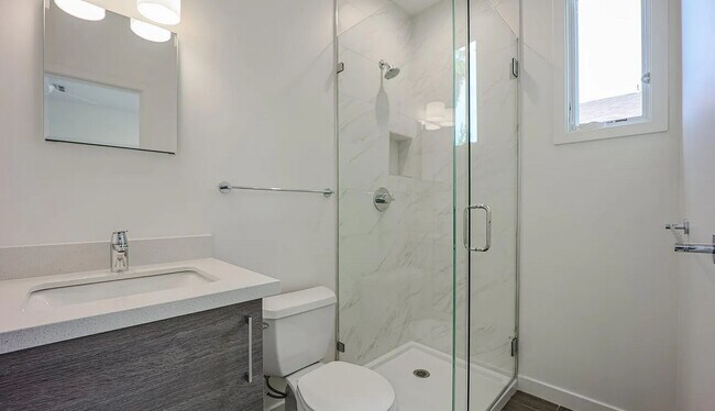 Building Photo - Chic North Central Newer Duplex!