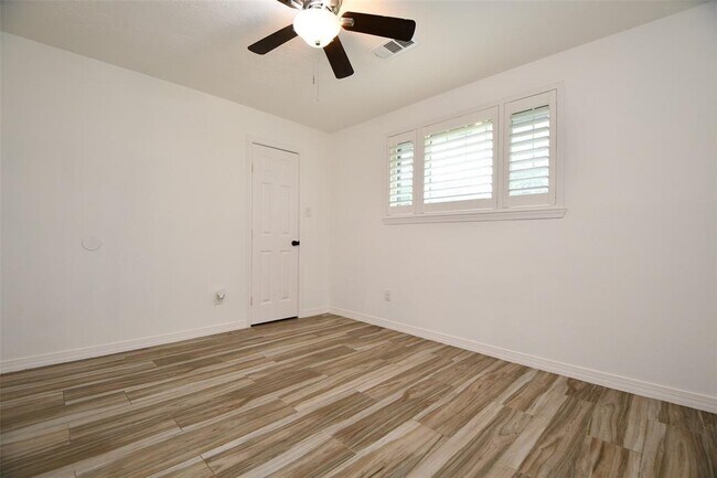 Building Photo - 5951 Beaudry Dr