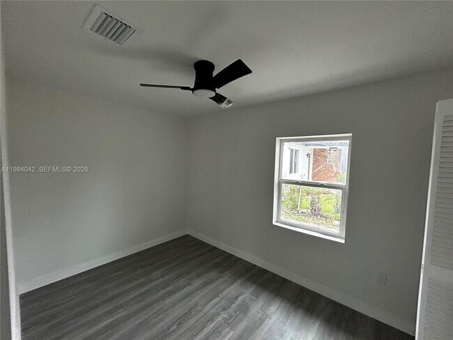 Building Photo - 4429 SW 21st St