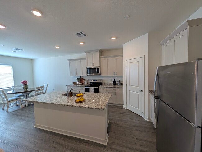 Building Photo - 821 Highlands Dr