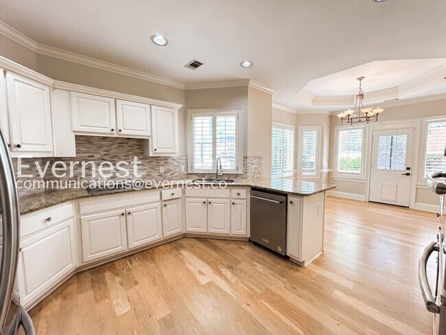 Building Photo - 5 Bed/3.5 Bath Home with Garage /Available Now!