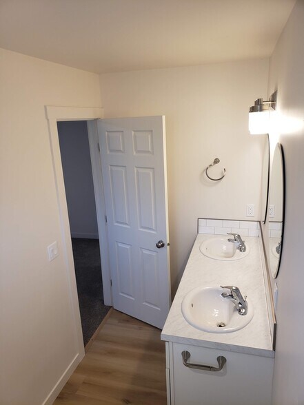 Building Photo - 712 Schodde Ave