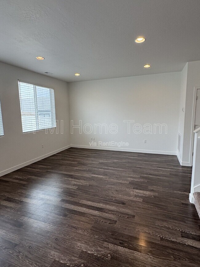 Building Photo - 1616 W Parkview Dr