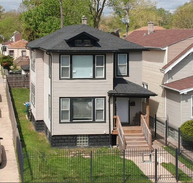 Primary Photo - 12056 S La Salle St