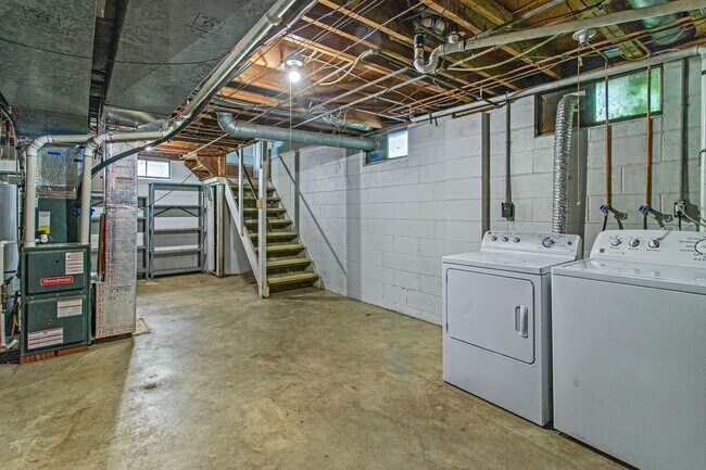 Building Photo - Charming 3- Bedroom Home in Newark