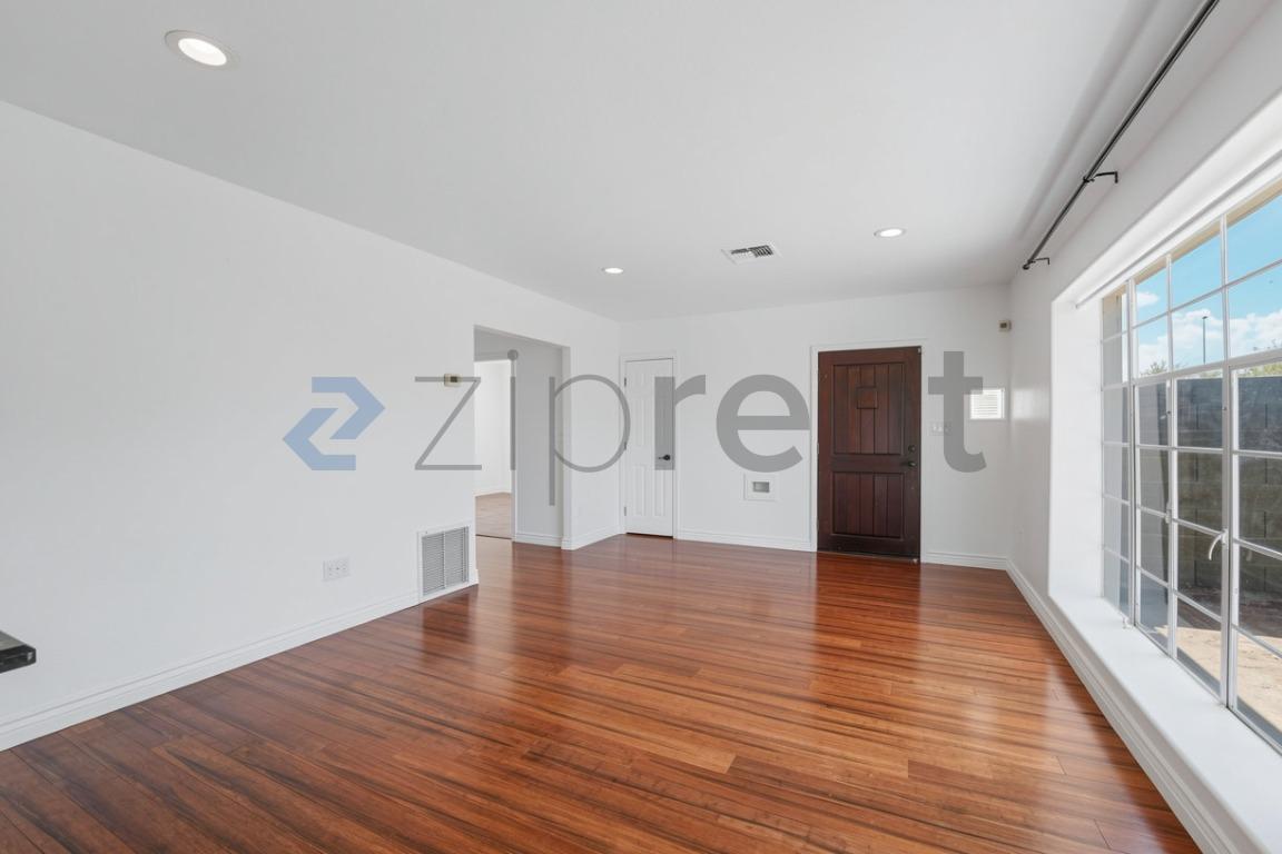 Building Photo - Unit A