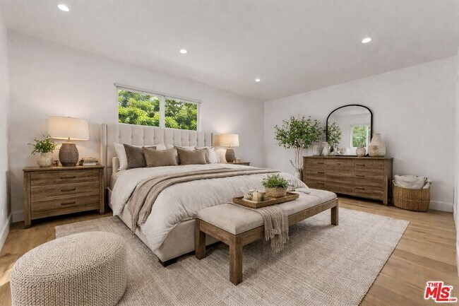 Building Photo - 9005 Rosewood Ave