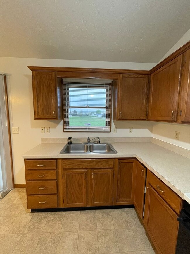 Building Photo - Beautiful 3 Bedroom-2 Bath on Goshen South...