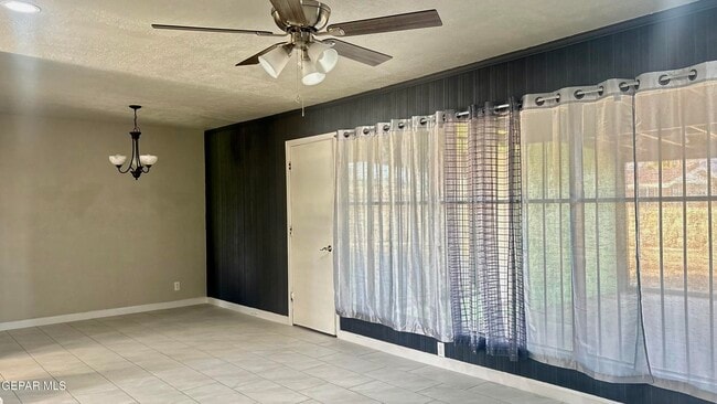 Building Photo - 5133 Pikes Peak Dr