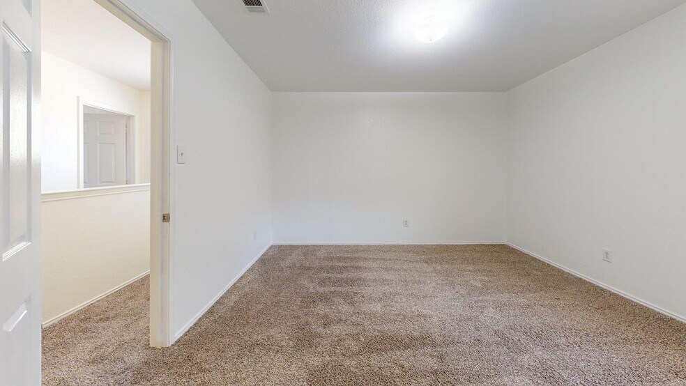 Building Photo - Stunning Fort Worth home in a sought-after...