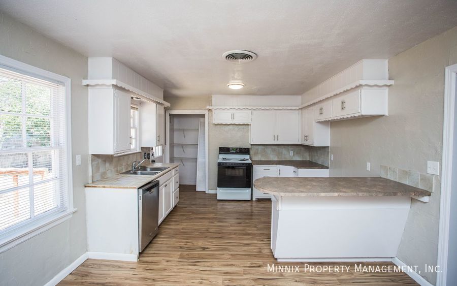 Building Photo - 2210 31st St