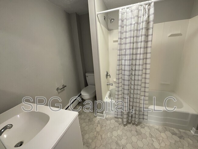 Building Photo - 422 N High St