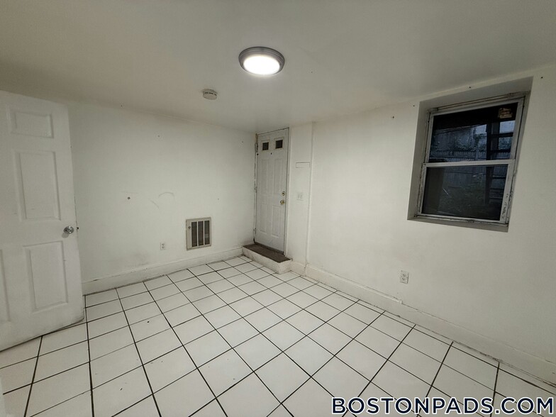 Building Photo - 6 Sewall St