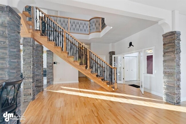 Building Photo - Gorgeous Palmer Home!