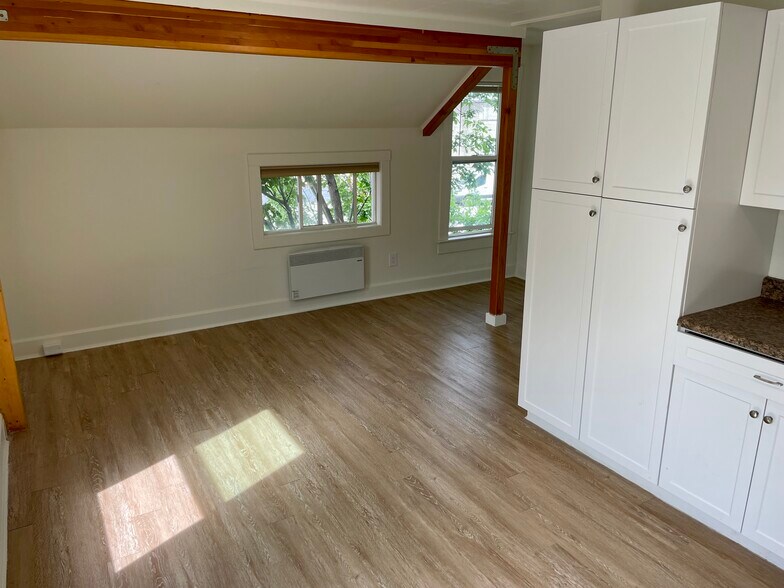 Building Photo - 203 S Division St