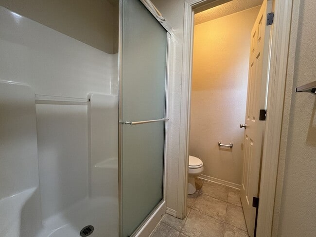 Building Photo - Charming 3-Bed, 3-Bath Home with Bright Ki...