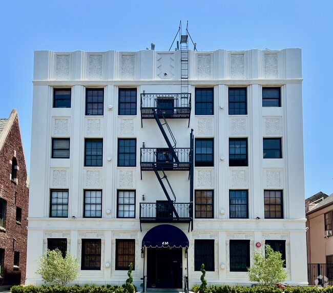 Building Photo - 636 S Burnside