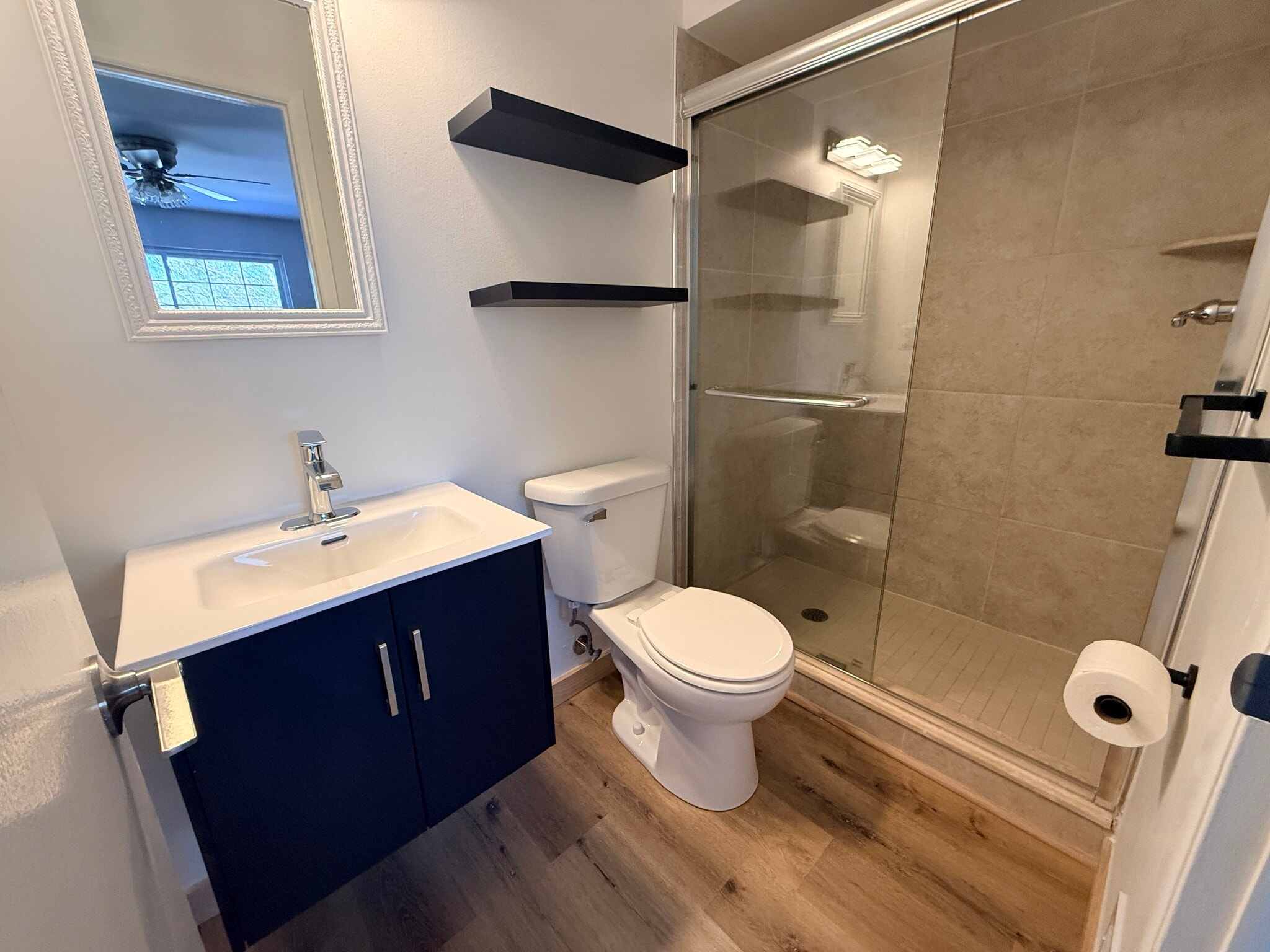 Building Photo - 670 E Fox Hills Dr