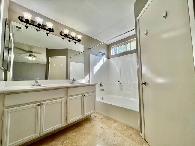 Building Photo - Beautiful 3B/2.5BA House w/ Large Yard, W/...