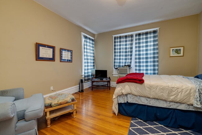 Building Photo - One bedroom downtown living with utilities included!