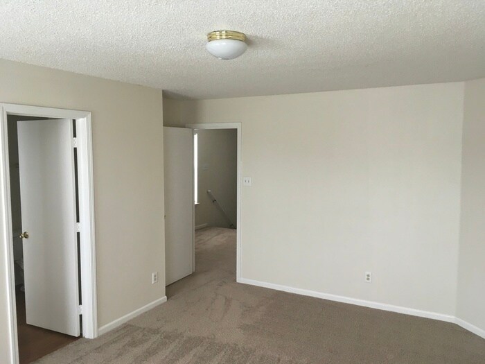 Building Photo - 10879 Walnut Grove Bend