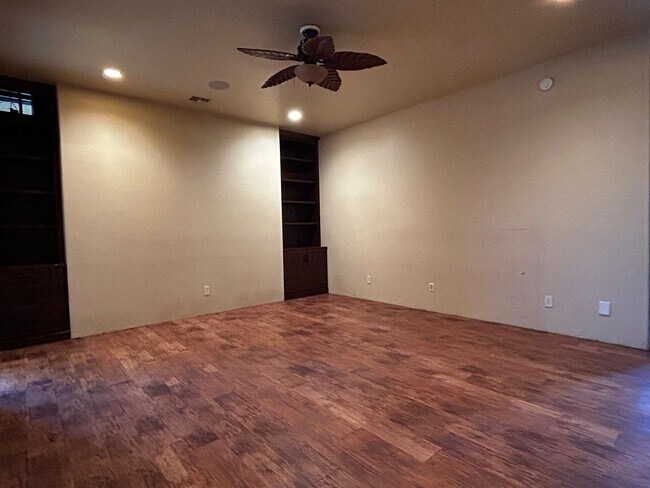 Building Photo - On GOLF COURSE LOT - 3 Bed/3Bath GATED Com...