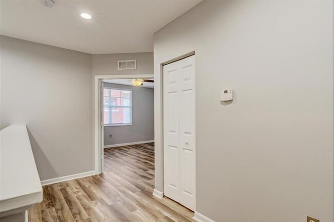 Building Photo - 1033 NE 17th Way