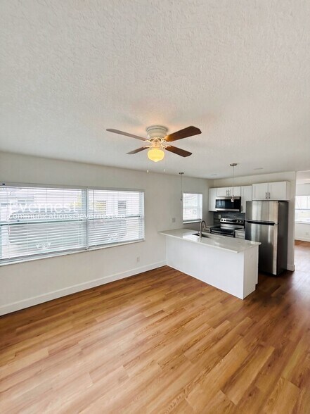 Building Photo - 2070 Loma Linda Way N