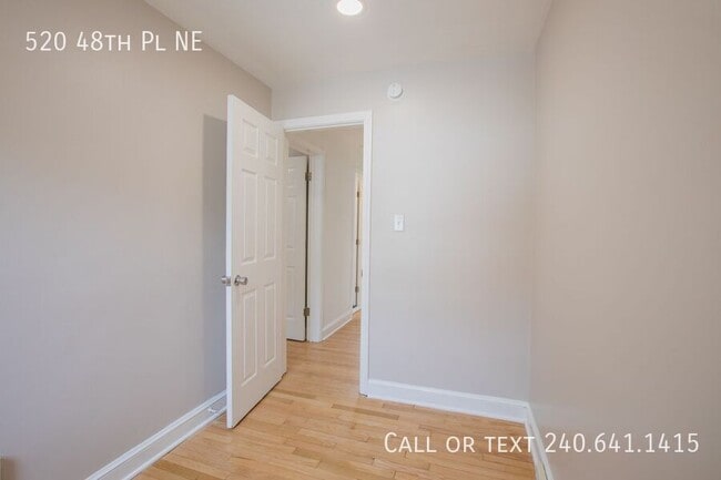 Building Photo - 520 48th Pl NE